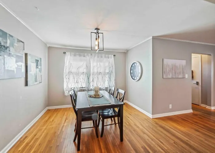 Holiday home Your Modern & Cozy Haven In The Heart Of Tulsa
